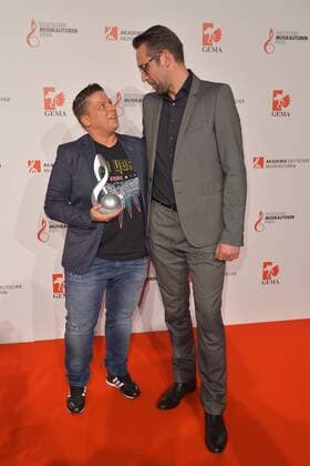 Erfolgreichstes Werk 2016, Die immer lacht, Kerstin Ott, Michael Preetz (Laudator) Deutscher Musikautorenpreis im Hotel Ritz-Carlton in Berlin, am 30.03.2017