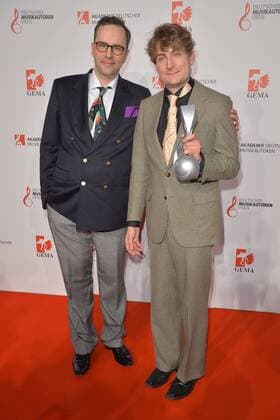 Kurt Kroemer (Laudator), Preistraeger, Sebastian Kraemer (Musikkabarett) Deutscher Musikautorenpreis im Hotel Ritz-Carlton in Berlin, am 30.03.2017