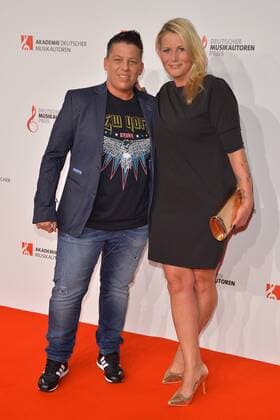 Kerstin Ott mit Ehefrau Carolina Ankunft Deutscher Musikautorenpreis im Hotel Ritz-Carlton in Berlin, am 30.03.2017