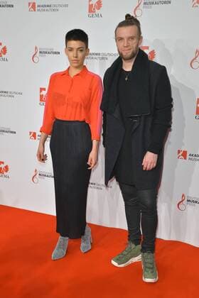 Alina Sueggeler, Andi Weizel (Frida Gold) Ankunft Deutscher Musikautorenpreis im Hotel Ritz-Carlton in Berlin, am 30.03.2017