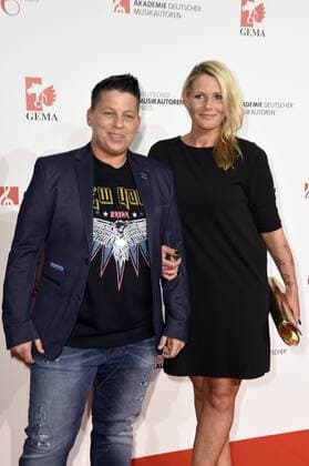 Kerstin Ott mit ihrer Partnerin Carolina bei der 9. Verleihung des Deutschen Musikautorenpreises 2017 im Hotel Ritz Carlton. Berlin, 30.03.2017 Foto:xF.xKernx xFuturexImage