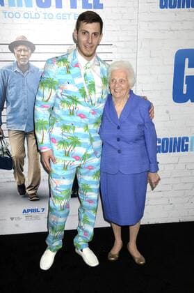 Ross Smith und Pauline Kana bei der Weltpremiere des Kinofilms Going in Style Abgang mit Stil im SVA Theatre. New York, 30.03.2017 Foto:xD.xVanxTinex xFuturexImage