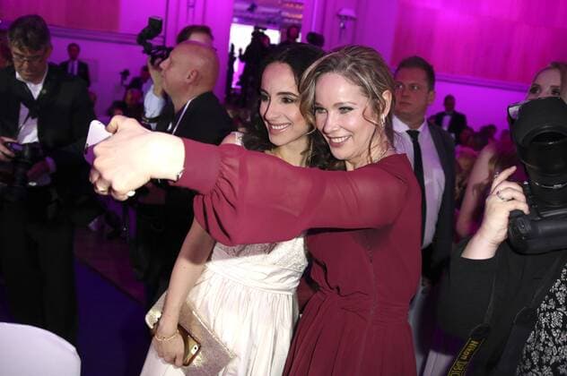 Stephanie Stumph und Ann-Kathrin Kramer bei der 4. Verleihung des Deutschen Kosmetikpreises Gloria 2017 im Hilton Düsseldorf. Düsseldorf, 31.03.2017 Foto:xS.xGabschx xFuturexImage