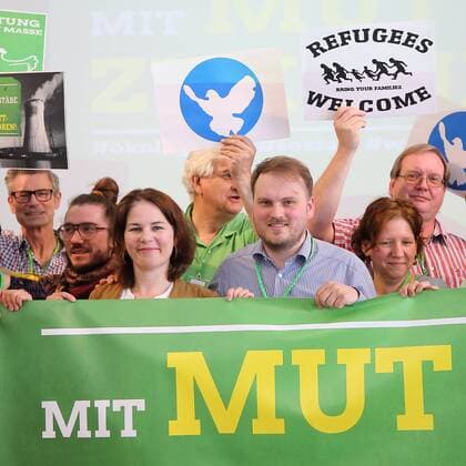 Bilder des Tages Bundestagsabgeordnete Annalena Baerbock (vorn links), der Landesvorsitzende Clemens Rostock (vorn rechts) und weitere Delegierte halten ein Transparent und Schilder auf dem Landesparteitag von Bündnis 90 Die Grünen Brandenburg am 1. April 2017 in Kleinmachnow. Landesparteitag Bündnis 90 Die Grünen Brandenburg