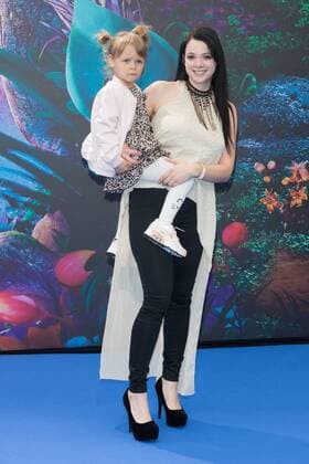 Anne Wuensche mit Tochter - Deutschlandpremiere von DIE SCHLUEMPFE - DAS VERLORENE DORF in Berlin am 02.04.2017. Premiere Die SCHLUEMPFE - DAS VERLORENE DORF