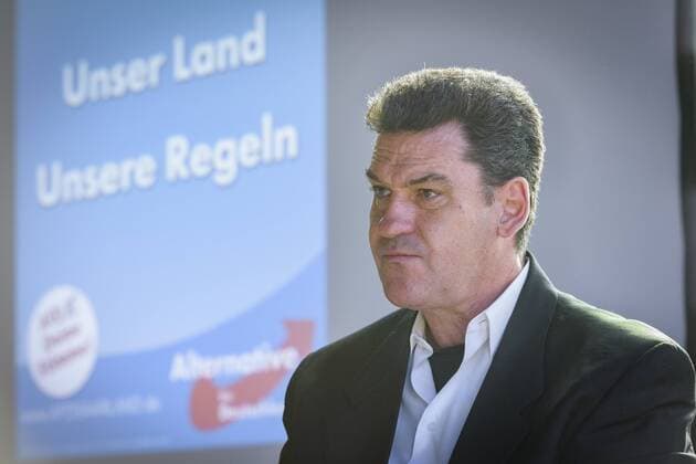 Die AfD Saar wählt am Sonntag (02.04.2017) in der Aula in Sulzbach (Saar) ihre Spitzenkandidaten für die Bundestagswahl im Herbst 2017. Im Bild: Michel Dörr ,Sohn des Landesvorsitzenden Josef Dörr gewinnt die Wahl zum Listenplatz 1 gegen Dr. Christian Wirth AfD01041701D.jpg