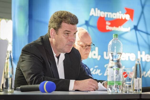 Die AfD Saar wählt am Sonntag (02.04.2017) in der Aula in Sulzbach (Saar) ihre Spitzenkandidaten für die Bundestagswahl im Herbst 2017. Im Bild: Michel Dörr, Sohn des Landesvorsitzenden Josef Dörr gewinnt die Wahl zum Listenplatz 1 gegen Dr. Christian Wirth AfD02041701D.jpg