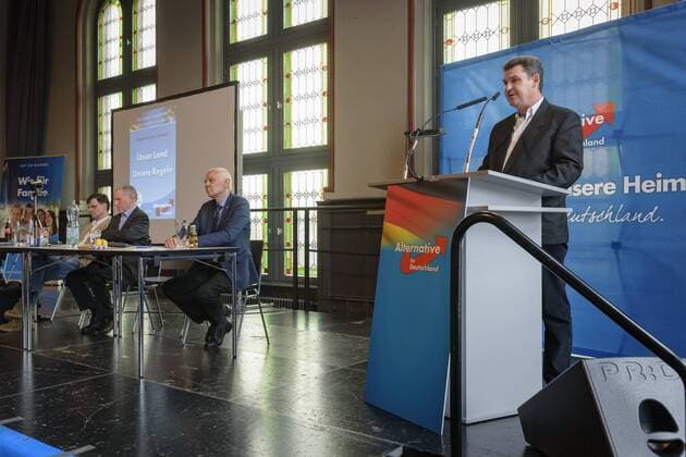 Die AfD Saar wählt am Sonntag (02.04.2017) in der Aula in Sulzbach (Saar) ihre Spitzenkandidaten für die Bundestagswahl im Herbst 2017. Im Bild: Michel Dörr (re.), Sohn des Landesvorsitzenden Josef Dörr, gewinnt die Wahl zum Listenplatz 1 gegen Dr. Christian Wirth. AfD02041701D.jpg