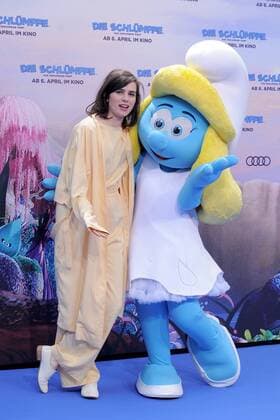 Nora Tschirner Ankunft am Blauen Teppich zur Deutschlandpremiere des Animationsfilmes, Die Schluempfe, das verlorene Dorf im Cinestar im Sony Center in Berlin, am 02.04.2017