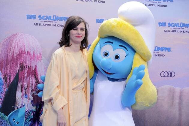 Nora Tschirner Ankunft am Blauen Teppich zur Deutschlandpremiere des Animationsfilmes, Die Schluempfe, das verlorene Dorf im Cinestar im Sony Center in Berlin, am 02.04.2017