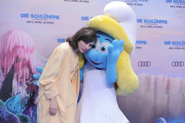 Nora Tschirner Ankunft am Blauen Teppich zur Deutschlandpremiere des Animationsfilmes, Die Schluempfe, das verlorene Dorf im Cinestar im Sony Center in Berlin, am 02.04.2017