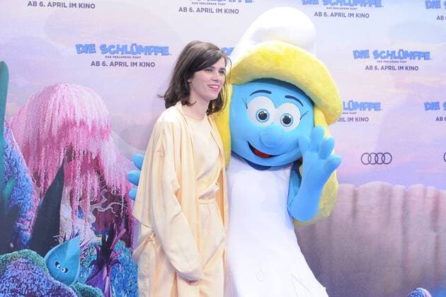 Nora Tschirner Ankunft am Blauen Teppich zur Deutschlandpremiere des Animationsfilmes, Die Schluempfe, das verlorene Dorf im Cinestar im Sony Center in Berlin, am 02.04.2017