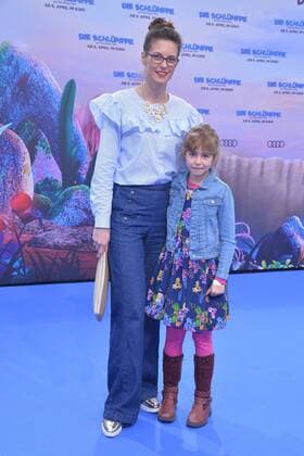 Katrin Wrobel, Tochter Louisa Ankunft am Blauen Teppich zur Deutschlandpremiere des Animationsfilmes, Die Schluempfe, das verlorene Dorf im Cinestar im Sony Center in Berlin, am 02.04.2017