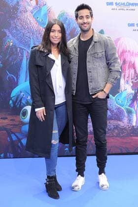 Dounia Slimani, Sami Slimani Ankunft am Blauen Teppich zur Deutschlandpremiere des Animationsfilmes, Die Schluempfe, das verlorene Dorf im Cinestar im Sony Center in Berlin, am 02.04.2017