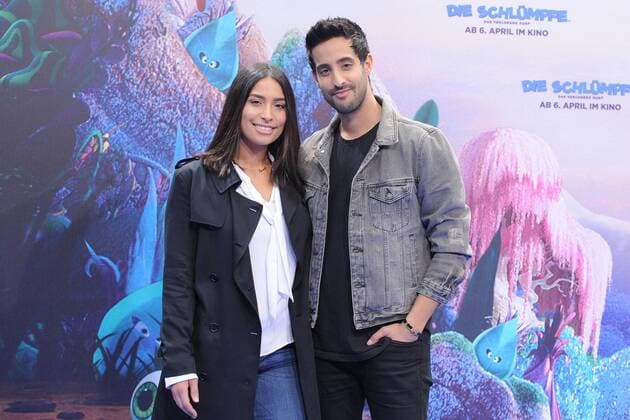 Dounia Slimani, Sami Slimani Ankunft am Blauen Teppich zur Deutschlandpremiere des Animationsfilmes, Die Schluempfe, das verlorene Dorf im Cinestar im Sony Center in Berlin, am 02.04.2017