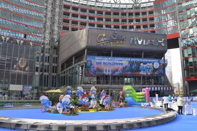 Veranstaungsflaeche mit Schluempfen fuer die kleinen Gaeste Ankunft am Blauen Teppich zur Deutschlandpremiere des Animationsfilmes, Die Schluempfe, das verlorene Dorf im Cinestar im Sony Center in Berlin, am 02.04.2017