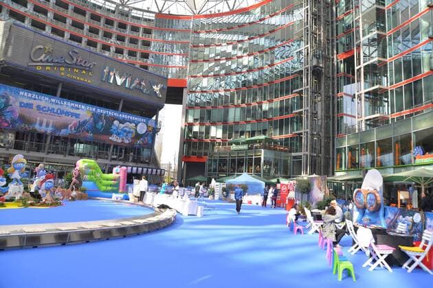 Veranstaungsflaeche mit Schluempfen fuer die kleinen Gaeste Ankunft am Blauen Teppich zur Deutschlandpremiere des Animationsfilmes, Die Schluempfe, das verlorene Dorf im Cinestar im Sony Center in Berlin, am 02.04.2017