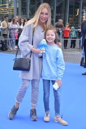 Xenia Seeberg mit Sohn Philip-Elias Martinek Ankunft am Blauen Teppich zur Deutschlandpremiere des Animationsfilmes, Die Schluempfe, das verlorene Dorf im Cinestar im Sony Center in Berlin, am 02.04.2017