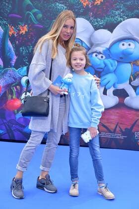 Xenia Seeberg mit Sohn Philip-Elias Martinek Ankunft am Blauen Teppich zur Deutschlandpremiere des Animationsfilmes, Die Schluempfe, das verlorene Dorf im Cinestar im Sony Center in Berlin, am 02.04.2017