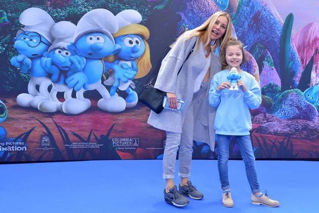 Xenia Seeberg mit Sohn Philip-Elias Martinek Ankunft am Blauen Teppich zur Deutschlandpremiere des Animationsfilmes, Die Schluempfe, das verlorene Dorf im Cinestar im Sony Center in Berlin, am 02.04.2017