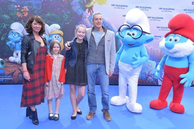 Gedeon Burkhard mit Begleitung Ankunft am Blauen Teppich zur Deutschlandpremiere des Animationsfilmes, Die Schluempfe, das verlorene Dorf im Cinestar im Sony Center in Berlin, am 02.04.2017