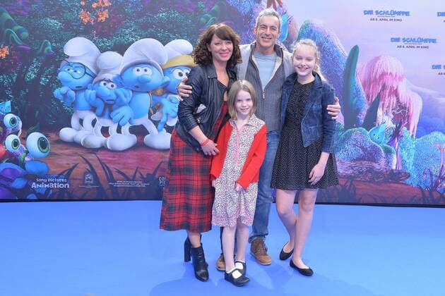 Gedeon Burkhard mit Begleitung Ankunft am Blauen Teppich zur Deutschlandpremiere des Animationsfilmes, Die Schluempfe, das verlorene Dorf im Cinestar im Sony Center in Berlin, am 02.04.2017