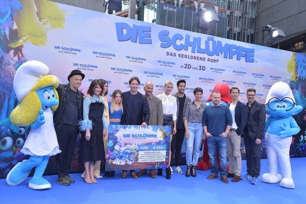 v.l.n.r.: Heiner Lauterbach, Iris Berben, Nora Tschirner, Bianca Heinicke, Christoph Maria Herbst, Lena Gercke, Sami Slimani, Jasmin Gerat, Axel Stein, Tim Oliver Schultz und Rick Kavanian Ankunft am Blauen Teppich zur Deutschlandpremiere des Animationsfilmes, Die Schluempfe, das verlorene Dorf im Cinestar im Sony Center in Berlin, am 02.04.2017
