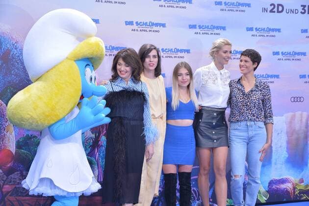 Iris Berben, Nora Tschirner, Bianca Bibi Heinicke, Lena Gercke, Jasmin Gerat, v.l.n.r. Ankunft am Blauen Teppich zur Deutschlandpremiere des Animationsfilmes, Die Schluempfe, das verlorene Dorf im Cinestar im Sony Center in Berlin, am 02.04.2017