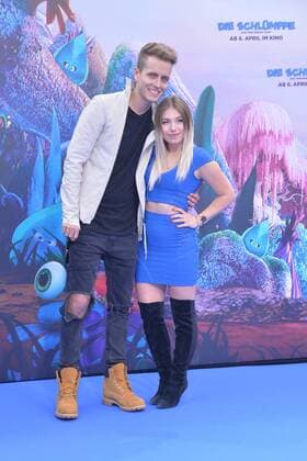 Julian Classen ( Julienco ), Bianca Bibi Heinicke Ankunft am Blauen Teppich zur Deutschlandpremiere des Animationsfilmes, Die Schluempfe, das verlorene Dorf im Cinestar im Sony Center in Berlin, am 02.04.2017