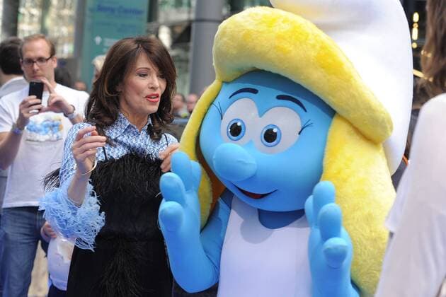 Iris Berben tanzt mit Schlumpfhilde Ankunft am Blauen Teppich zur Deutschlandpremiere des Animationsfilmes, Die Schluempfe, das verlorene Dorf im Cinestar im Sony Center in Berlin, am 02.04.2017