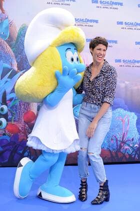 Jasmin Gerat Ankunft am Blauen Teppich zur Deutschlandpremiere des Animationsfilmes, Die Schluempfe, das verlorene Dorf im Cinestar im Sony Center in Berlin, am 02.04.2017