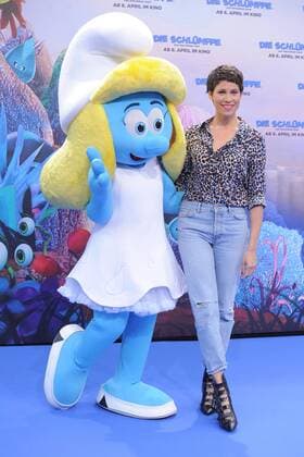 Jasmin Gerat Ankunft am Blauen Teppich zur Deutschlandpremiere des Animationsfilmes, Die Schluempfe, das verlorene Dorf im Cinestar im Sony Center in Berlin, am 02.04.2017
