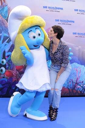 Jasmin Gerat Ankunft am Blauen Teppich zur Deutschlandpremiere des Animationsfilmes, Die Schluempfe, das verlorene Dorf im Cinestar im Sony Center in Berlin, am 02.04.2017