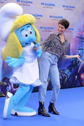 Jasmin Gerat Ankunft am Blauen Teppich zur Deutschlandpremiere des Animationsfilmes, Die Schluempfe, das verlorene Dorf im Cinestar im Sony Center in Berlin, am 02.04.2017