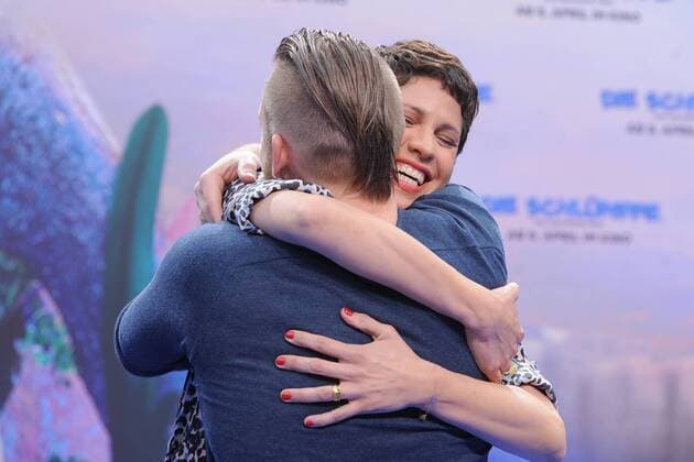 Axel Stein, Jasmin Gerat Ankunft am Blauen Teppich zur Deutschlandpremiere des Animationsfilmes, Die Schluempfe, das verlorene Dorf im Cinestar im Sony Center in Berlin, am 02.04.2017