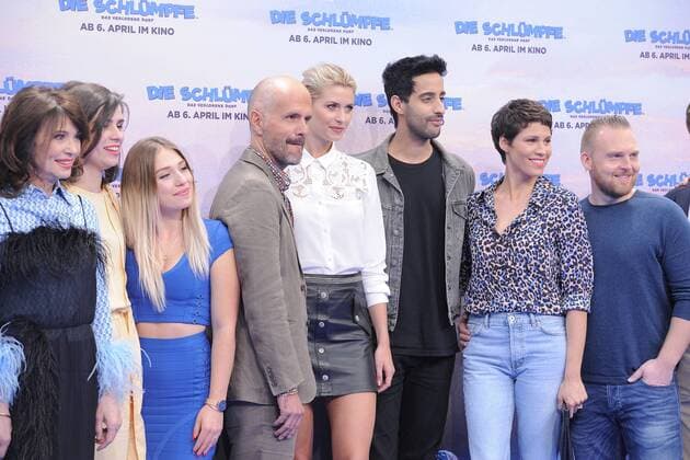Iris Berben, Nora Tschirner, Bianca Bibi Heinicke, Lena Gercke, Jasmin Gerat, Axel Stein v.l.n.r. Ankunft am Blauen Teppich zur Deutschlandpremiere des Animationsfilmes, Die Schluempfe, das verlorene Dorf im Cinestar im Sony Center in Berlin, am 02.04.2017