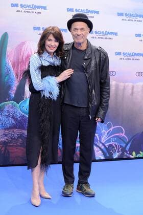 Iris Berben, Heiner Lauterbach Ankunft am Blauen Teppich zur Deutschlandpremiere des Animationsfilmes, Die Schluempfe, das verlorene Dorf im Cinestar im Sony Center in Berlin, am 02.04.2017