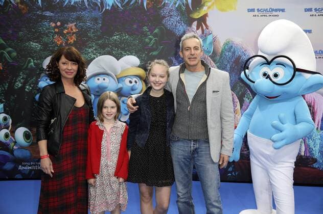 Gedeon Burkhard mit Ex-Frau Filomena Iannacone und Töchter Gioia Filomena und Ellen Iannacone bei der Premiere des Kinofilms Die Schlümpfe - Das verlorene Dorf im Cinestar Sony Center. Berlin, 02.04.2017 Foto:xS.xGabschx xFuturexImage
