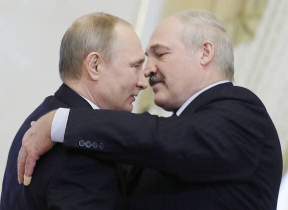 Bilder des Tages ST PETERSBURG, RUSSIA - APRIL 3, 2017: President Vladimir Putin (L) of Russia and President Alexander Lukashenko of Belarus shake hands during a meeting. Mikhail Metzel TASS  TS04699E
