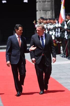 Nieto empfängt Rasmussen in Mexiko Stadt April 3, 2017 - Mexico City, Mexico Mex - Prime Minister of Denmark Lars LoÂ¸kke Rasmussen and President of Mexico Enrique Pena Nieto are seen walking on red carpet during welcoming ceremony at National Palace on April 03, 2017 in Mexico City, Mexico Mexico City Mexico Mex  - ZUMAn230 20170403_zaa_n230_132 Copyright: xCarlosxTischlerx