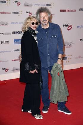 Wolfgang Niedecken (BAP) mit Ehefrau Tina Golemiewski bei der 12. Verleihung des PRG Live Entertainment Award in der Festhalle Frankfurt. Frankfurt am Main, 03.04.2017 Foto:xS.xGabschx xFuturexImage