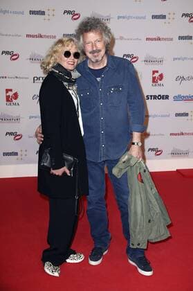 Wolfgang Niedecken (BAP) mit Ehefrau Tina Golemiewski bei der 12. Verleihung des PRG Live Entertainment Award in der Festhalle Frankfurt. Frankfurt am Main, 03.04.2017 Foto:xS.xGabschx xFuturexImage