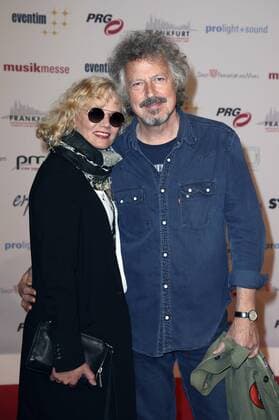 Wolfgang Niedecken (BAP) mit Ehefrau Tina Golemiewski bei der 12. Verleihung des PRG Live Entertainment Award in der Festhalle Frankfurt. Frankfurt am Main, 03.04.2017 Foto:xS.xGabschx xFuturexImage