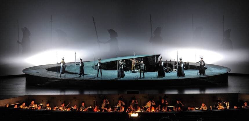 Aufführung der Wagner-Oper Walküre anlässlich der Osterfestspiele 2017, im großen Festspielhaus, in Salzburg. Dieses Bild zeigt Kämpferinnen mit Speeren, Flügelhelmen und Brustpanzern und darunter den Orchstergraben mit der sächsischen Staatskapelle Dresden 2017 - Aufführung der Wagner-Oper Walküre anlässlich der Osterfestspiele 2017, im großen Festspielhaus, in Salzburg