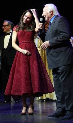 . 04 04 2017. London, United Kingdom. The Duchess of Cambridge with to Michael Linnit (right) on stage following the curtain call during the opening night of the musical 42nd Street at the Theatre Royal Drury Lane, London, in aid of East Anglia s Children s Hospice.  xROTAx xi-Imagesx IIM-14819-0043