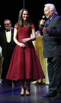 . 04 04 2017. London, United Kingdom. The Duchess of Cambridge with to Michael Linnit (right) on stage following the curtain call during the opening night of the musical 42nd Street at the Theatre Royal Drury Lane, London, in aid of East Anglia s Children s Hospice.  xROTAx xi-Imagesx IIM-14819-0044