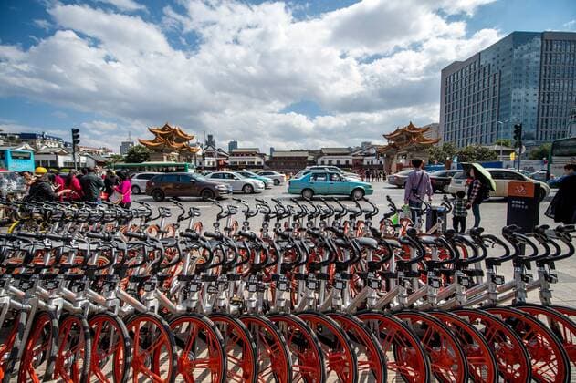 (170405) -- KUNMING, April 5, 2017 -- Shared bicycles are seen in Kunming, capital of southwest China s Yunnan Province, April 5, 2017. According to a report from Beijing-based BigData Research, by the end of 2016, there were 18.86 million users of shared bicycles, and the number is expected to expand to 50 million by the end of this year. ) (yxb) CHINA-KUNMING-SHARED BICYCLE (CN) HuxChao 