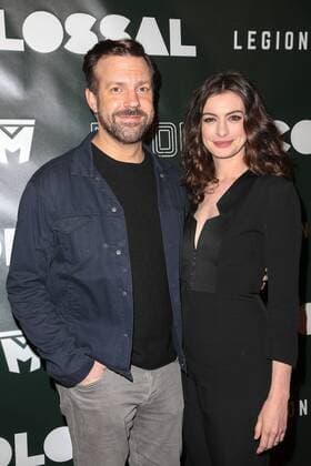 Jason Sudeikis und Anne Hathaway, die beiden Hauptdarsteller bei der Colossal Film Premiere am 4.04.2017 in Los Angeles Colossal Filmpremiere in Los Angeles, 2017 
