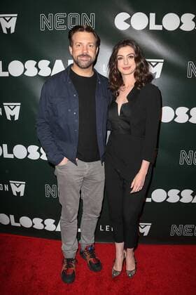 Jason Sudeikis und Anne Hathaway, die beiden Hauptdarsteller bei der Colossal Film Premiere am 4.04.2017 in Los Angeles Colossal Filmpremiere in Los Angeles, 2017 