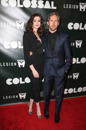 Anne Hathaway und ihr Ehemann Adam Shulman bei der Colossal Film Premiere am 4.04.2017 in Los Angeles Colossal Filmpremiere in Los Angeles, 2017 